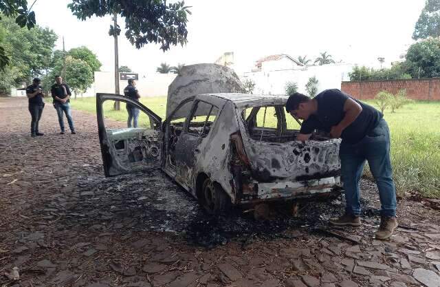 Sandero roubado em MS em julho &eacute; encontrado queimado na fronteira