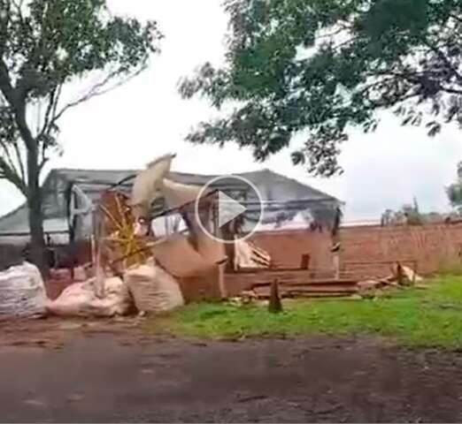 Temporal em Rio Brilhante destelhou casas, escola e at&eacute; carro capotou com vento