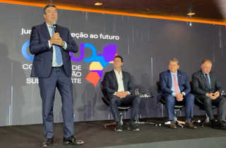 O governador Eduardo Riedel (PSDB), durante fala do Cosud, em agosto. (Foto: Guilherme Pimentel)