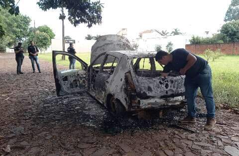 Sandero roubado em MS em julho é encontrado queimado na fronteira