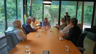 Candidato se reuniu com governador Eduardo Riedel, na manhã desta segunda-feira (Foto: Divulgação)