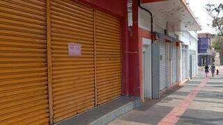 Na Rua 14 de Julho, quatro lojas seguidas estão fechadas, com placa de &#34;aluga-se&#34; (Foto: Izabela Cavalcanti)