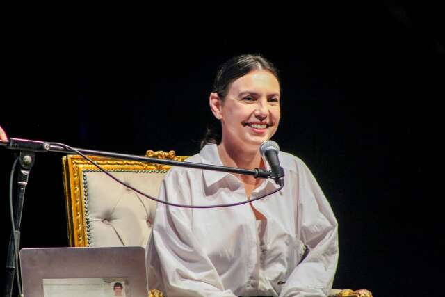 No palco, Adriana Calcanhotto usa voz para ensinar como viver a poesia