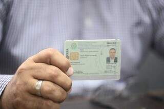 Marcelo mostra carteira do Crea-MS, válida em território nacional (Foto: Marcos Maluf)