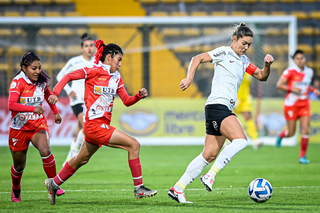 Jogadoras disputam a posse da bola em partida válida pela Libertadores Feminina. (Foto: Staff Images/Conmebol)