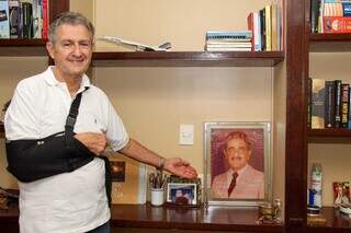 Celso tem uma imagem do ex-governador Pedro Pedrossian no escritório dele: &#34;uma inspiração para mim&#34; (Foto: Juliano Almeida)