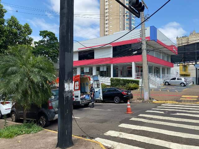 Caminh&atilde;o derruba fia&ccedil;&atilde;o e acaba causando acidente com motociclista 