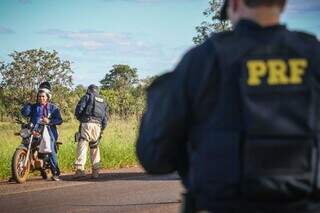 PRF durante fiscalização em rodovia de Campo Grande (Foto: arquivo / Campo Grande News) 