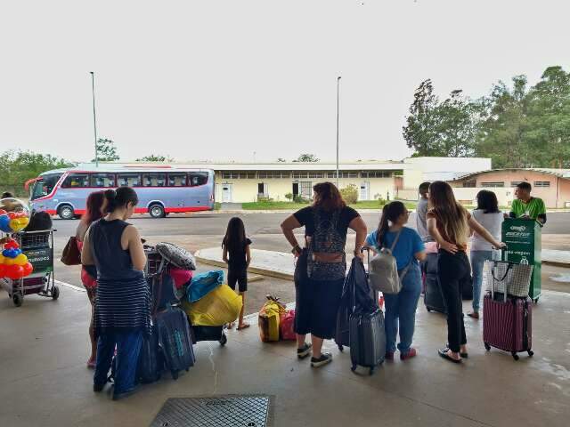 Ansiedade para reencontrar fam&iacute;lia se junta &agrave;s horas de espera na rodovi&aacute;ria