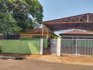 Centro comunit&aacute;rio abandonado &eacute; &quot;casa&quot; de mulher h&aacute; 15 anos e alvo de disputa