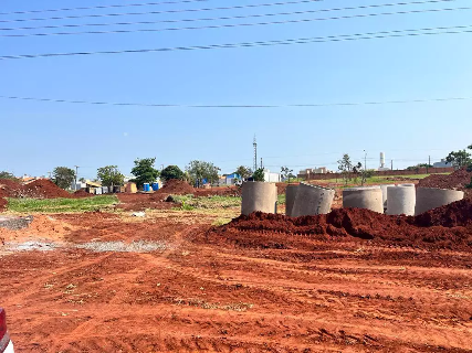 Moradora diz que obra de asfalto est&aacute; parada e dificulta acesso &agrave;s casas