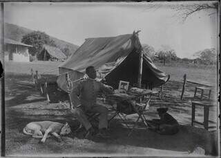Rondon sentado em acampamento da Comissão Rondon, sem data (Foto: Museu do Índio)