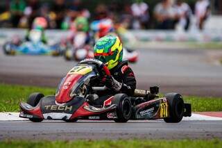 Piloto Fábio Bianchi pilotando o seu Kart número 27 (Foto: Diego Tartalho)