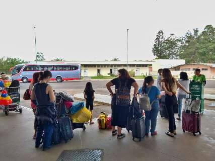 Ansiedade para reencontrar fam&iacute;lia se junta &agrave;s horas de espera na rodovi&aacute;ria