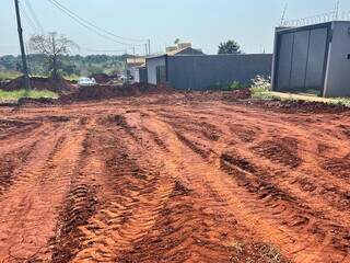 Moradora diz que obra de asfalto est&aacute; parada e dificulta acesso &agrave;s casas