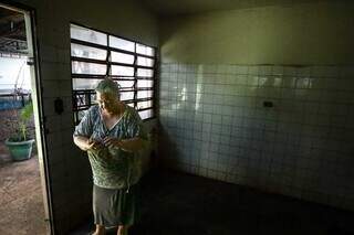 Centro comunit&aacute;rio abandonado &eacute; &quot;casa&quot; de mulher h&aacute; 15 anos e alvo de disputa