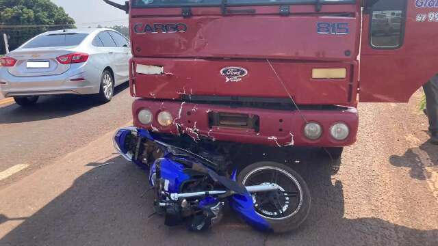 Servidor municipal morre em acidente entre motocicleta e caminh&atilde;o