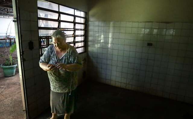 Centro comunit&aacute;rio abandonado &eacute; &quot;casa&quot; de mulher h&aacute; 15 anos e alvo de disputa