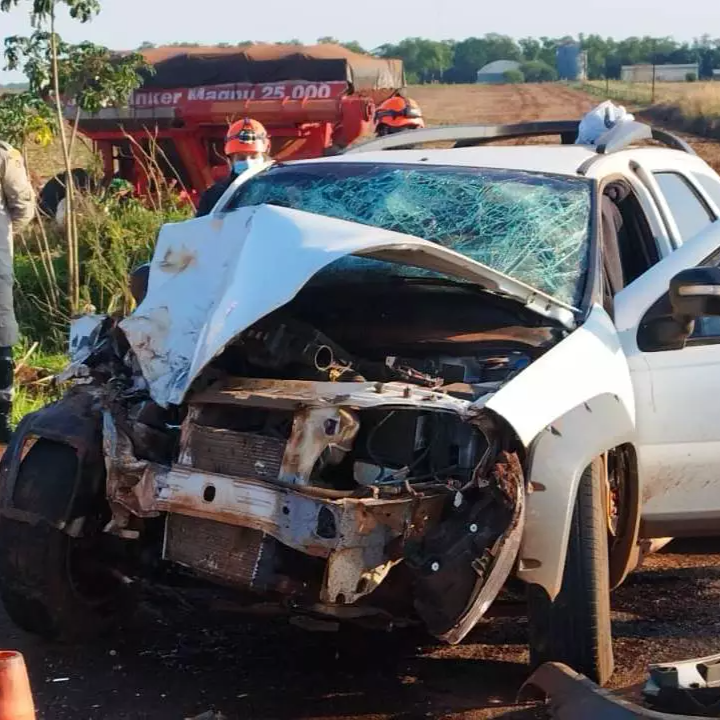 Motorista morre ao bater carro com “muamba” em trator na BR-463
