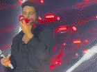 Wando, é você? Luan Santana cheira calcinha de fã no palco