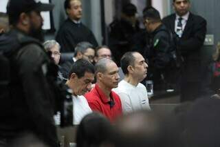De camiseta vermelha, Marcelo Rios, do lado esquerdo dele, Jamil Name Filho, durante julgamento da morte de estudante, no dia 17 de julho, em Campo Grande (Foto: Henrique Kawaminami/Arquivo)