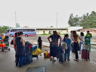 Ansiedade para reencontrar fam&iacute;lia se junta &agrave;s horas de espera na rodovi&aacute;ria