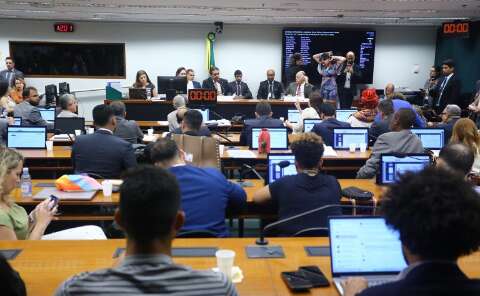 Comiss&atilde;o aprova projeto que pro&iacute;be casamento de pessoas do mesmo sexo