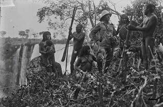 Rondon em foto com os indígenas parecis, no norte de Mato Grosso, durante a expedição (Foto: Museu do Índio)