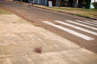 Nesta manhã ainda era possível encontrar manchas de sangue no asfalto (Foto: Henrique Kawaminami)