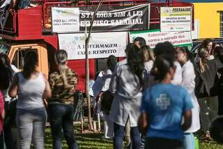 Profissionais protestaram na Praça do Rádio em 29 de junho, temendo não terem direito ao piso (Foto: Arquivo/Marcos Maluf)