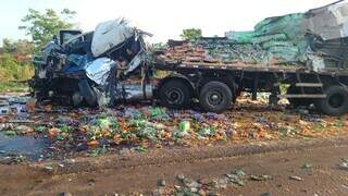 O motorista da carreta carregada de refrigerante morreu (Foto: Direto das Ruas) 