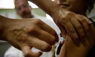 Criança recebendo vacina contra HPV (Foto: Marcelo Camargo/Agência Brasil)