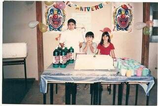 Aos seis anos, ele celebrou o aniversário com os colegas de classe. (Foto: Arquivo pessoal)
