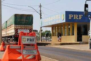 Posto da PRF na rodovia 163, na saída para São Paulo. (Foto: Henrique Kawaminami)