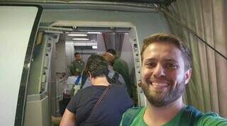 Ely entrando no avião da Força Aérea Brasileira, na manhã desta quarta-feira (Foto: Reprodução/Instagram)
