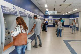 Movimentação de clientes em agência bancária (Foto: Henrique Kawaminami/Arquivo)