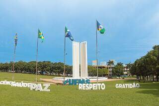 Monumento paliteiro no canteiro central da Universidade em Campo Grande (Foto: Divulgação/UFMS)