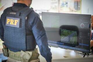 Policial rodoviário federal acompanha câmera que monitora a BR-163. (Foto: Henrique Kawaminami)