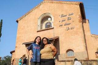 Renata e a mãe Valdineia participaram de missa antes de viagem a Aparecida (SP). (Foto: Henrique Kawaminami)