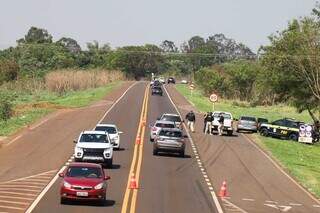 Fluxo intenso na BR-060, na saída para Sidrolândia. (Foto: Henrique Kawaminami)