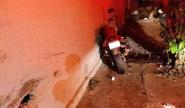 Adolescente de 17 anos morre ap&oacute;s colega bater motocicleta em muro