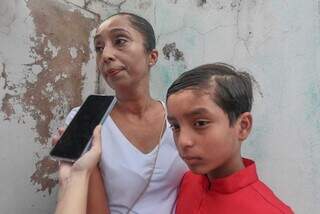 Ao lado do filho Miguel, Maria Aparecida agradece por graças. (Foto: Marcos Maluf)