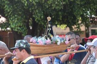 Fieis saem em procissão com imagem de Nossa Senhora Aparecida. (Foto: Marcos Maluf)