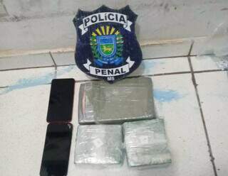 Celulares e tabletes de cocaína apreendidos na unidade penal (Foto: Direto das Ruas)