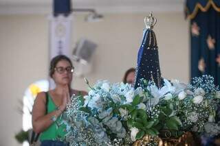 Crian&ccedil;as e adultos enchem par&oacute;quia de flores como presente &agrave; Aparecida