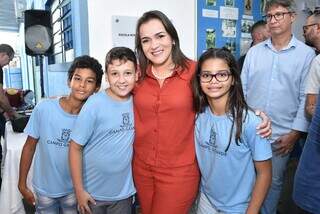 Prefeita de Campo Grande, Adriane Lopes, com alunos da Rede Municipal de Ensino (Foto: Divulgação)