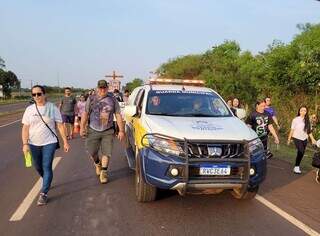 Viatura da Guarda Municipal acompanha procissão na BR-163 (Foto: Divulgação/GM)