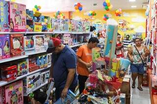 Loja de brinquedos lotada na esquina da 14 com a Mato Grosso. (Foto: Henrique Kawaminame)