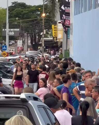 Fila dobra quarteir&atilde;o em Black Friday na fronteira com Paraguai