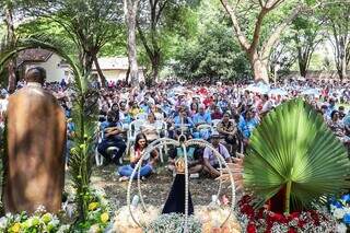 Fiéis se concentram no Centro de Formação São Vicente Pallotti após procissão (Foto: Henrique Kawaminami)